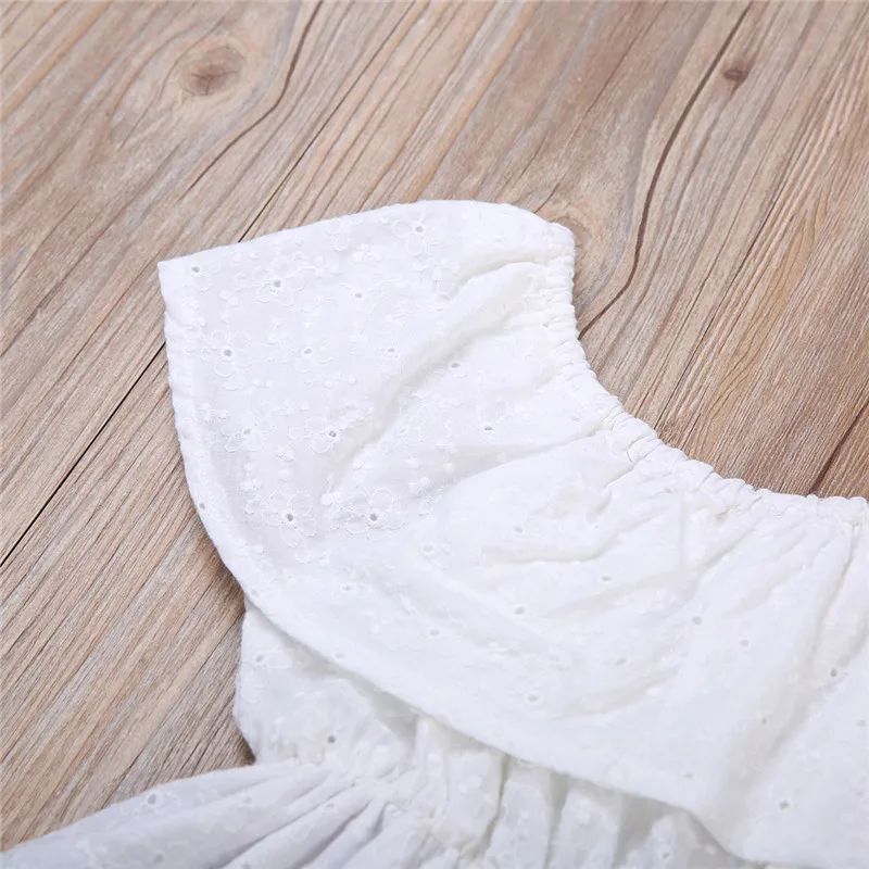 Летнее белое платье с цветочным принтом для девочек открытыми плечами и оборками