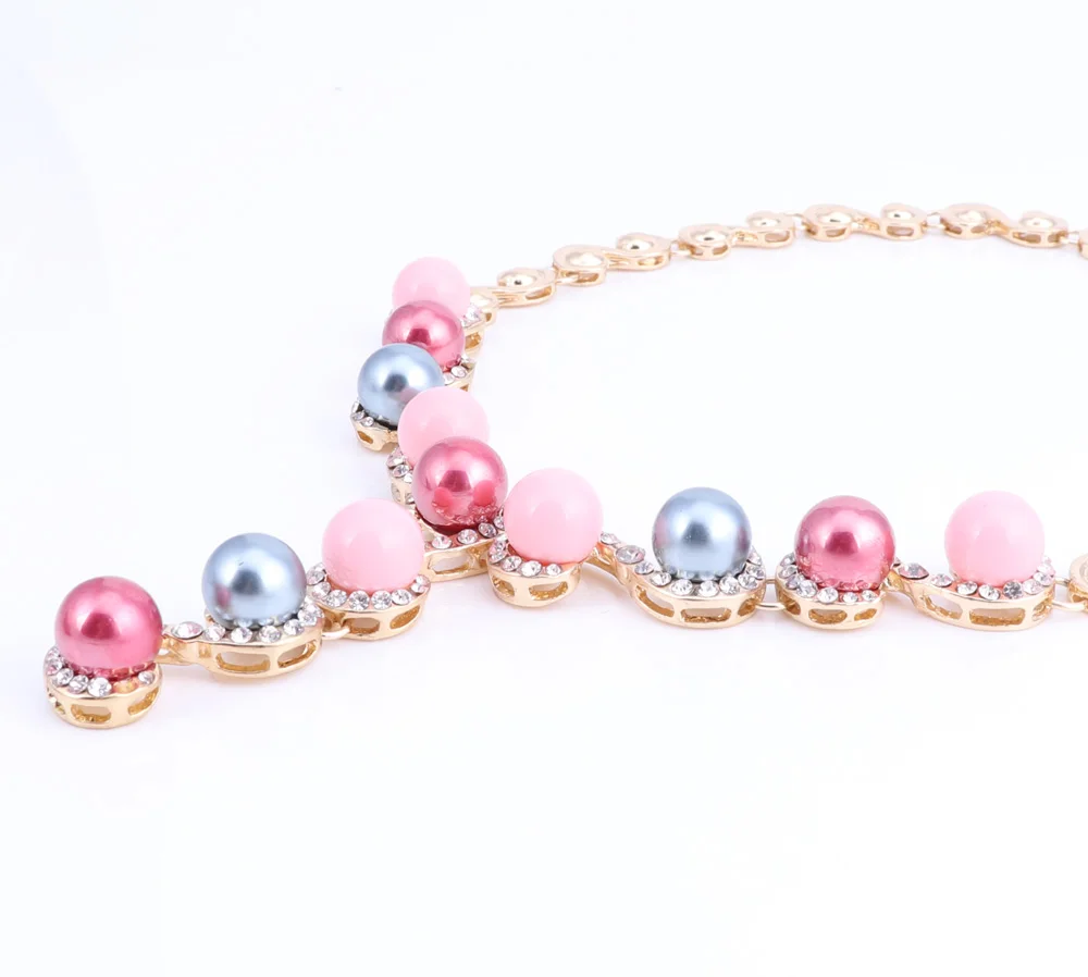 Женский комплект ювелирных украшений золотистого цвета с классическим