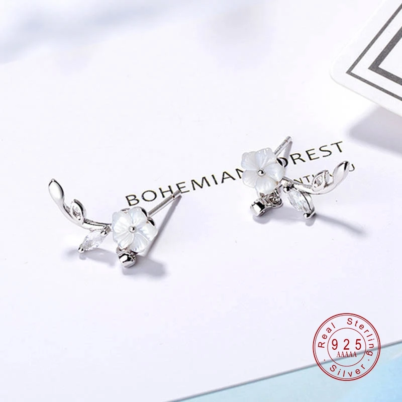 Серьги-гвоздики "Цветок из натуральной раковины с кристаллическим листом" серебристого цвета для девочек в подарок.