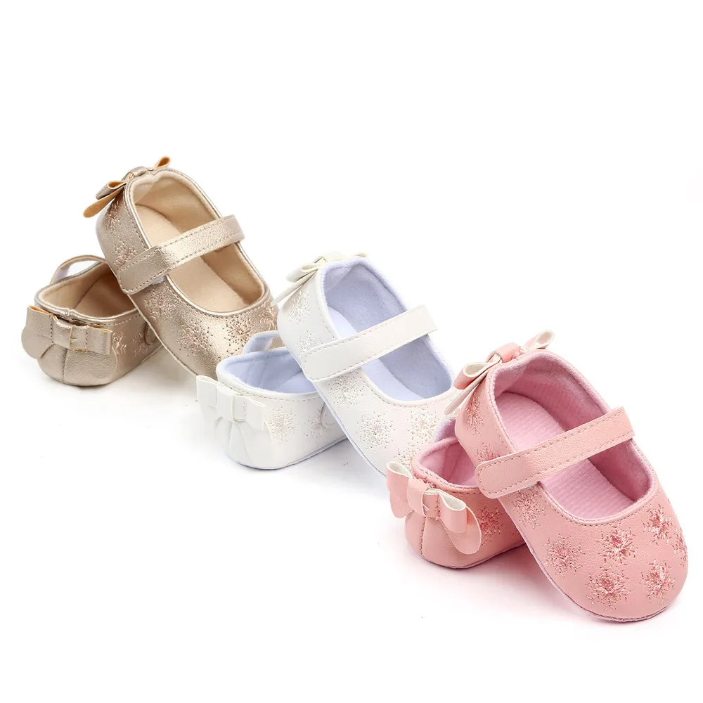 Распродажа весенняя обувь для девочек с цветочным рисунком первых шагов в