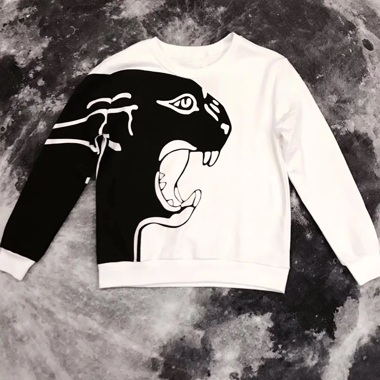 

2021 women's autumn new o-neck cotton high quality printing cheetah long sleeves sweatshirt