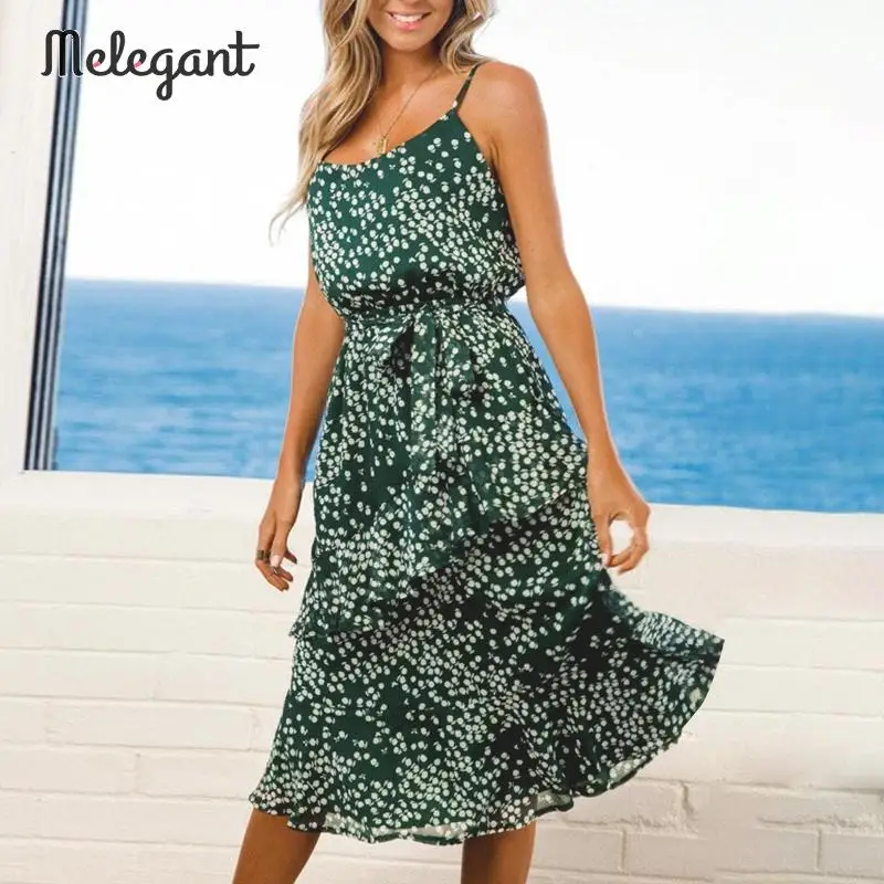 Женское пляжное платье на тонких бретелях mэлегантного кроя с оборками летнее