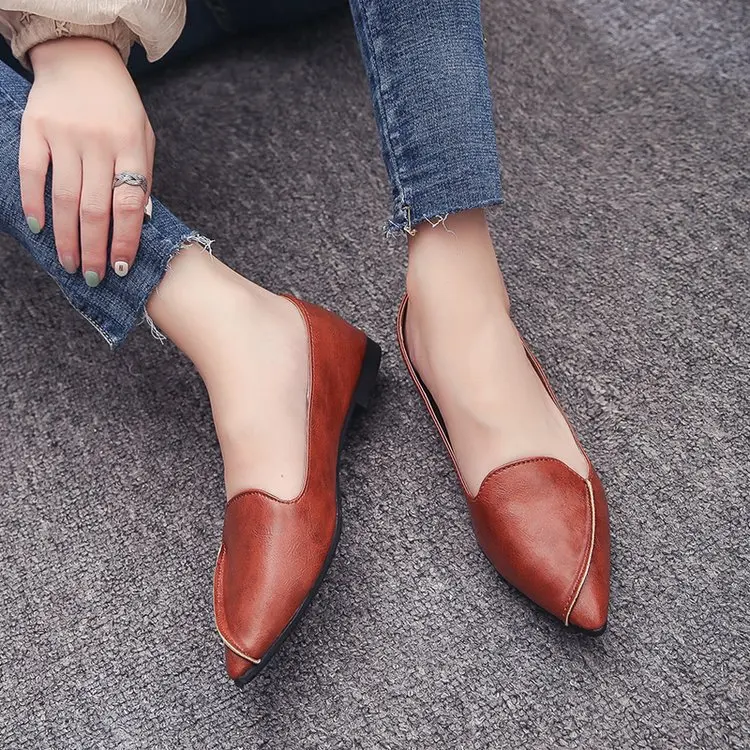 Модные женские туфли для отдыха на плоской подошве с острым носком повседневные