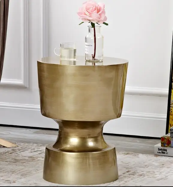 Угловой маленький студийный зал для семьи диван несколько стилистов необычная