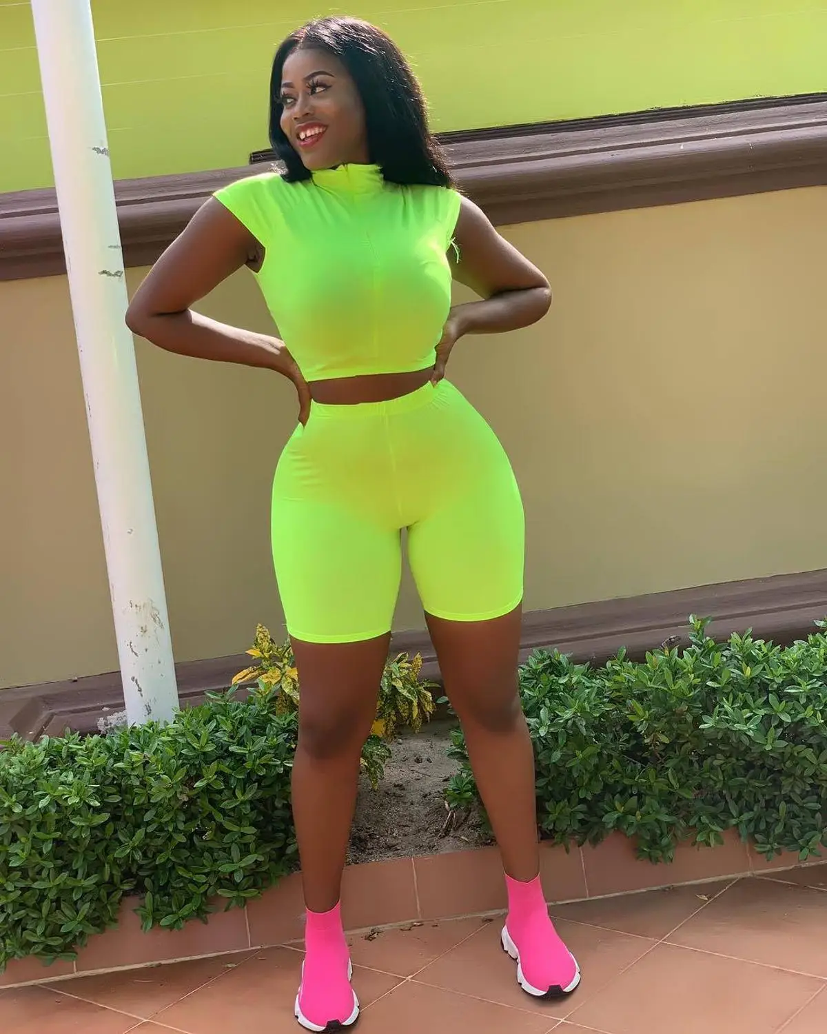 Костюм спортивный из топа и брюк без рукавов зеленый/оранжевый/розовый| |