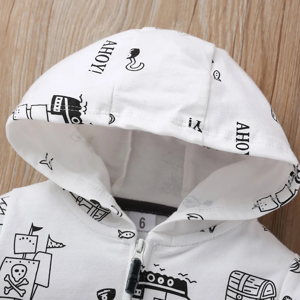 Пальто с капюшоном и длинными рукавами серое боди + штаны черный наряд для