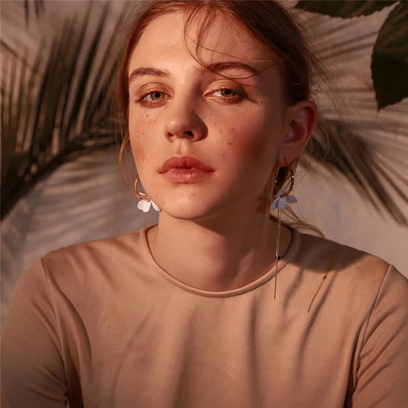 Элегантные окрашенные белые асимметричные серьги с цветком для женщин маленький