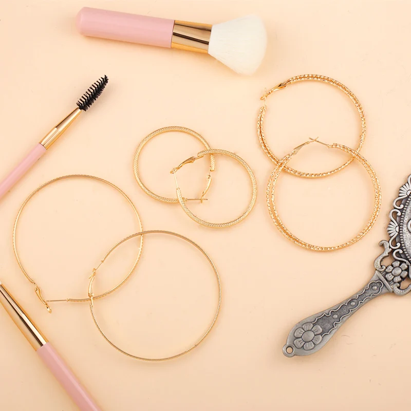 Женские серьги-гвоздики в стиле панк с золотыми стразами и кристаллами набор