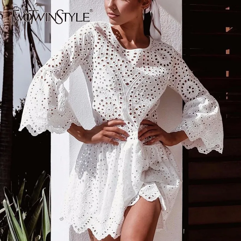 Женское кружевное мини платье TWOTWINSTYLE летнее пляжное с расклешенными рукавами