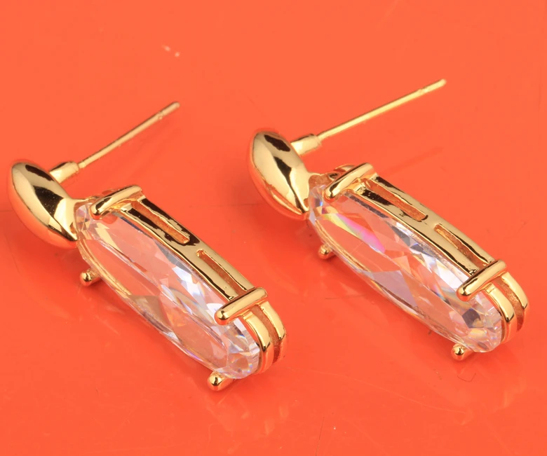 Кластера Большой овальный белый камни кубического циркония золотым покрытием