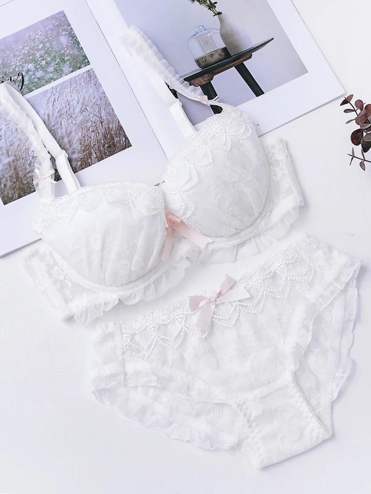 Комплект кружевного нижнего белья из бюстгальтера и трусиков с цветочной