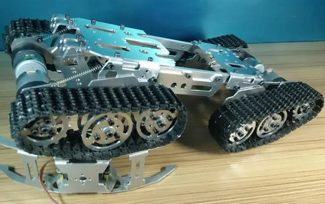 Радиоуправляемый металлический гусеничный автомобиль трек с препятствиями