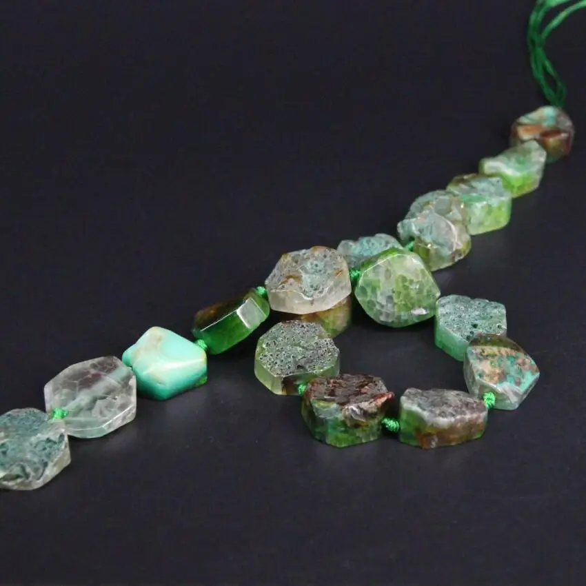 Необработанные агаты из зеленых звездочек дракона с трещинами цепей бусины