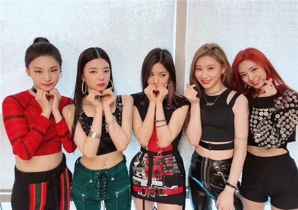 Лиловый ITZY Kpop постеры корейские певцы глянцевые бумажные принты четкое изображение яркие цвета украшения дома - Цвет: Лиловый