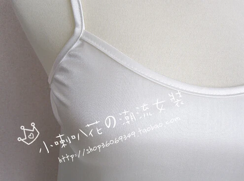 Женское черно-белое вискозное платье-комбинация на тонких бретелях средней