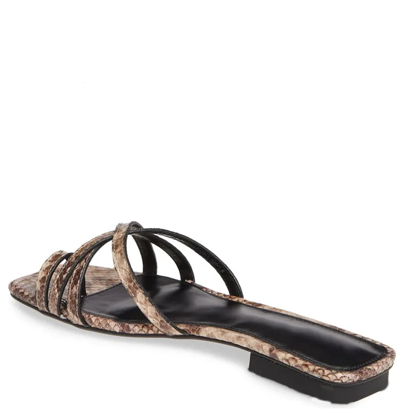 Белые женские шлепанцы на плоской подошве с принтом змеиной кожи узким ремешком и открытым низким носком