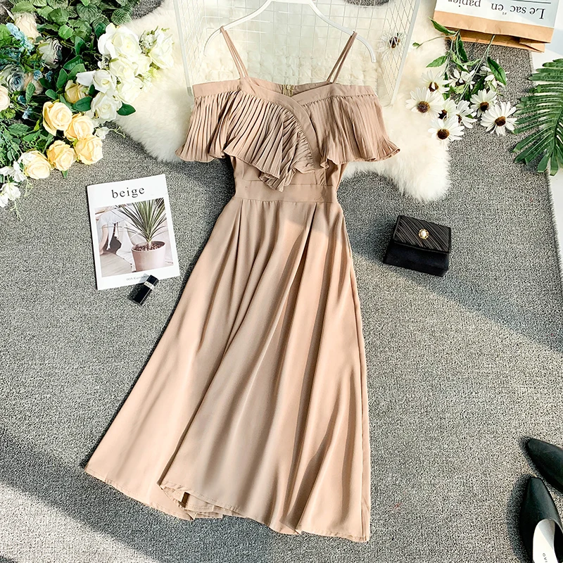 Женское длинное платье с открытыми плечами и тонкими лямками короткими рукавами