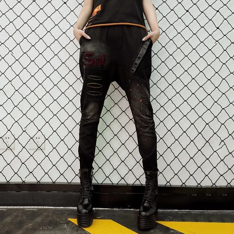 Женские джинсы шаровары Max LuLu черные рваные с дырками и вышивкой в Корейском