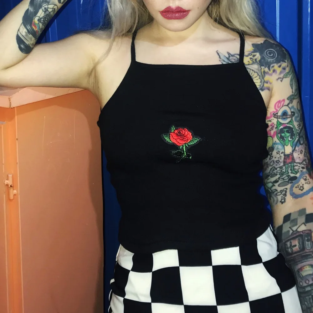 Женский укороченный топ с цветочной вышивкой черный женский на бретелях
