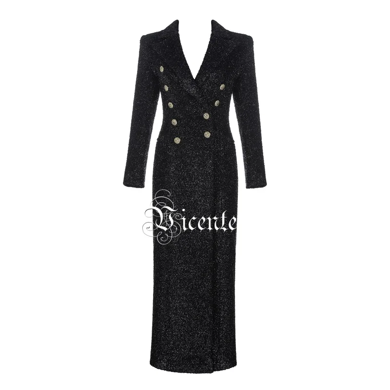 Черная длинная верхняя одежда с отложным воротником длинными рукавами и