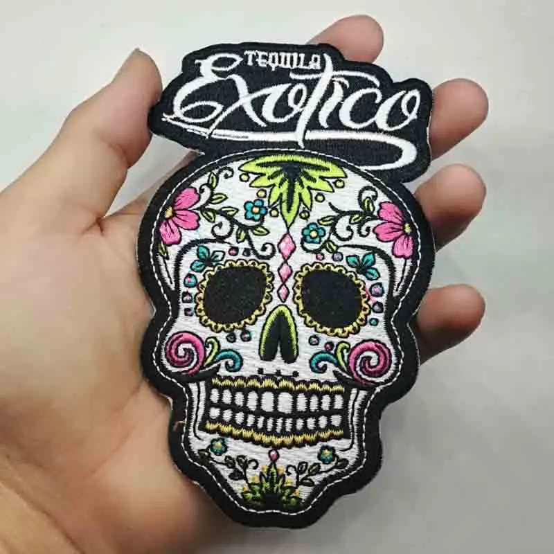 Полностью вышитая голова черепа со словами красочные красивые рыбки утюжок на