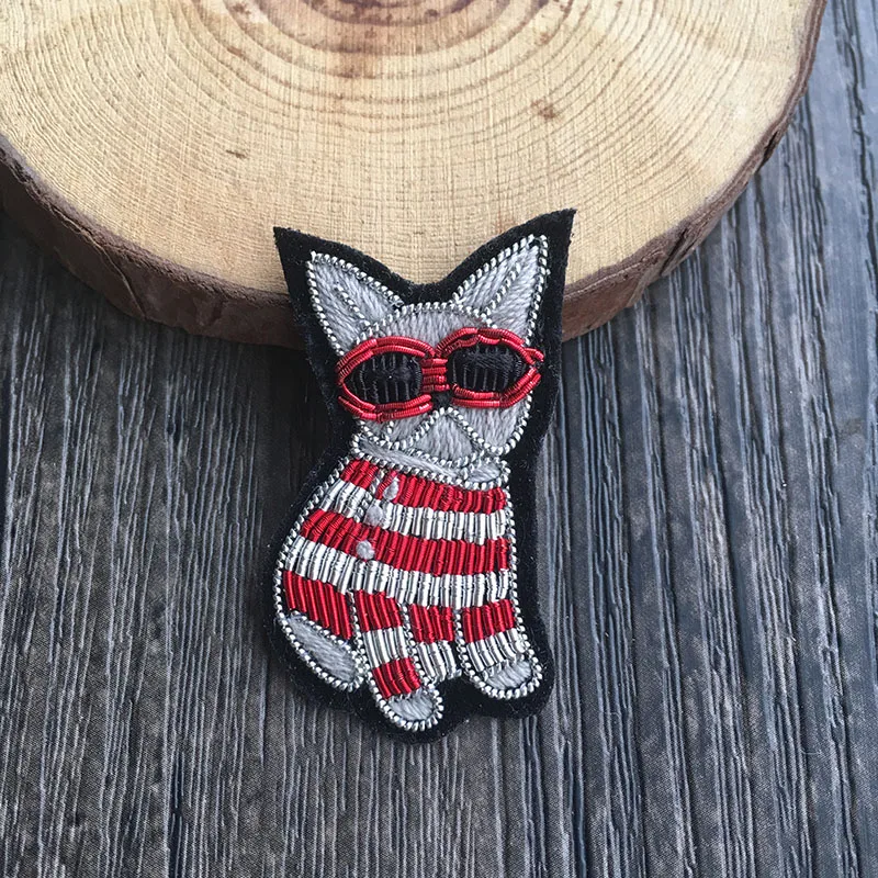 

French design bulldog trumpet buiter brooch to both men and women deserve to act the role of Indian silk clothing to stick