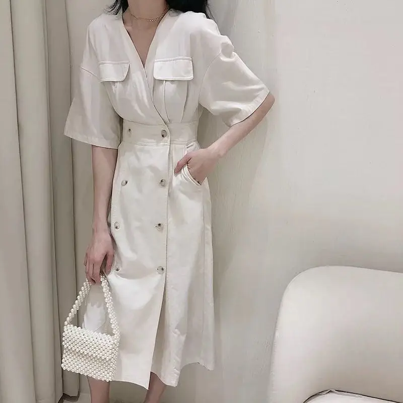 Платья с v-образным вырезом и расклешенными рукавами до середины голени на