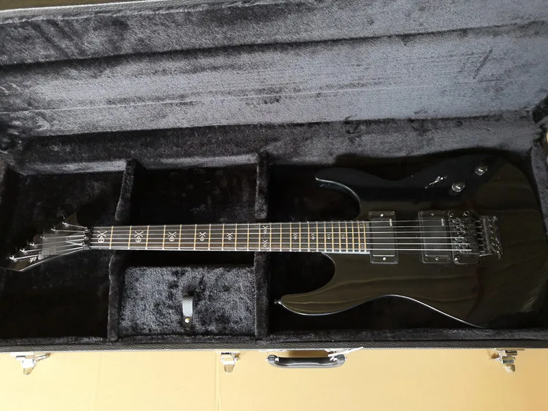 Изготовленный на заказ черный Электрогитары с черным оборудования HH