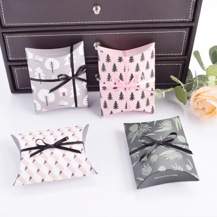 

50pcs/lot New Candy Box Pillow Shape Wholesales Gift Paper Packaging Boxes Candy Bags Wedding Halloween Christmas Box Supplies