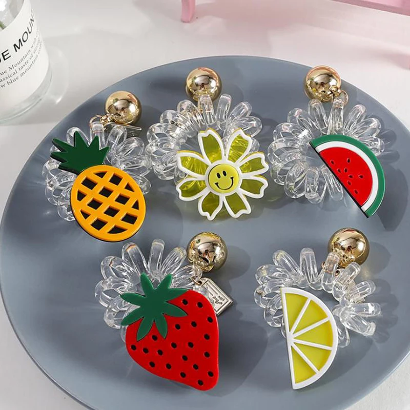 Женская декоративная резинка для волос в виде спирали с фруктовым узором и резиновыми земляничными деталями.