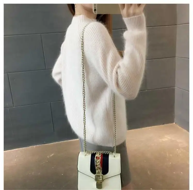 Женский трикотажный свитер короткий большого размера с высоким воротом и