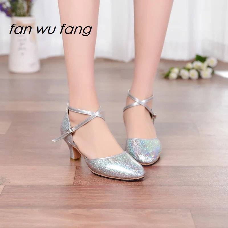 Вентилятор Wu Клык 2018 Новый Кожезаменитель Костюмы для бальных танцев Танцы