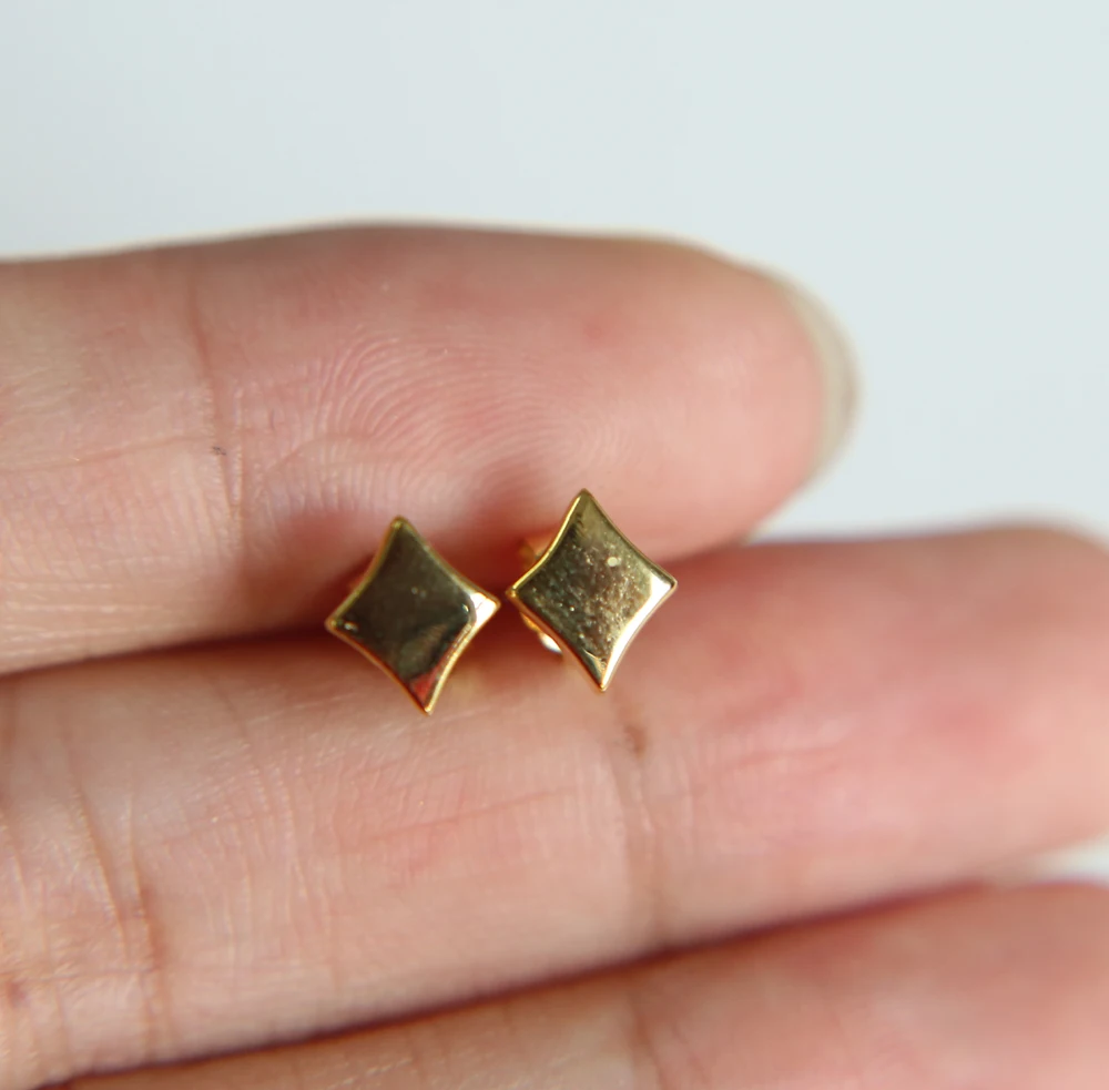 Женские серьги гвоздики в виде ромбов серебро 2017 пробы золотистые/серебристые