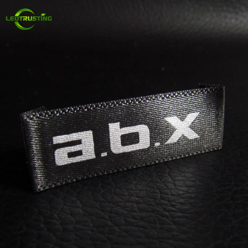 2000 шт. индивидуальные черные атласные и белые этикетки для одежды с логотипом на