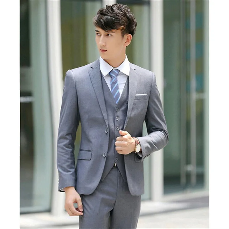 Светло-серый мужской костюм на двух пуговицах с отворотами новинка приталенное
