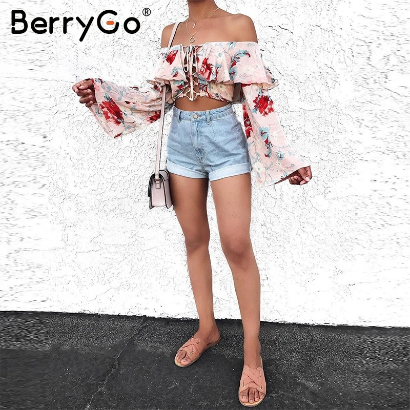 Женское короткое платье с открытыми плечами BerryGo летнее в стиле бохо