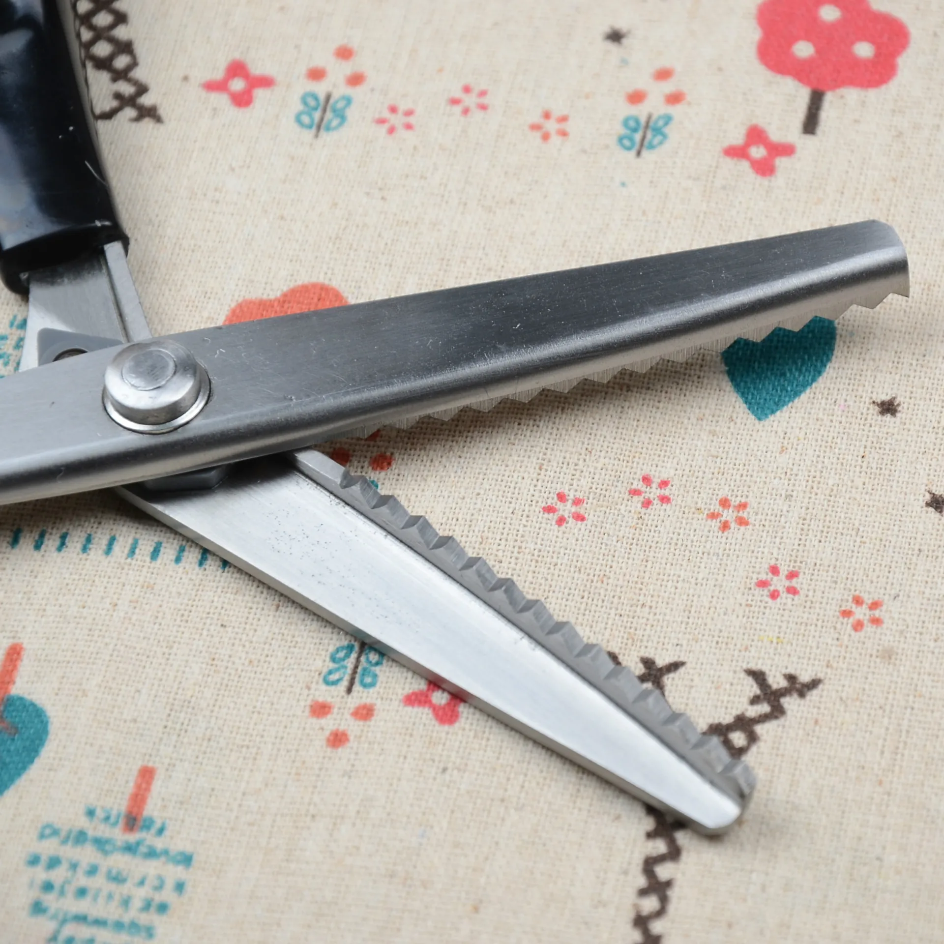 Factory direct sale lace scissors small cloth pattern cut leather cloth lace scissors triangular tooth saw tooth scissors