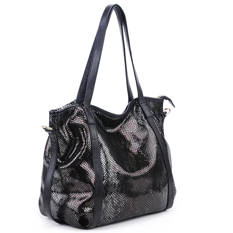 Женская сумка мессенджер из коровьей кожи вместительная через плечо в