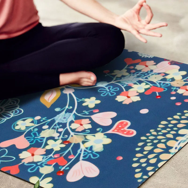 구매 사슴 가죽 요가 매트 미끄럼 방지 1.5mm 초박형 휴대용 접이식 야외 피트니스 매트 필라테스 여행 요가 담요 체육관 인쇄