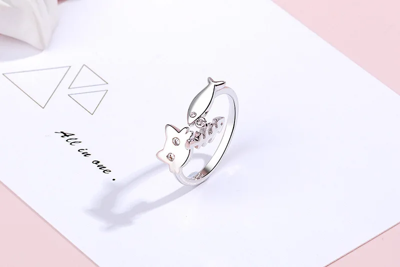 Женские открытые кольца с фианитом асимметричные на палец изображением кошки