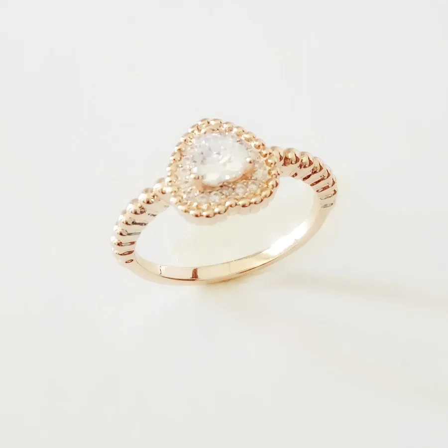 Женское кольцо с фианитом золотого цвета кубическим цирконием в форме сердца 585 |