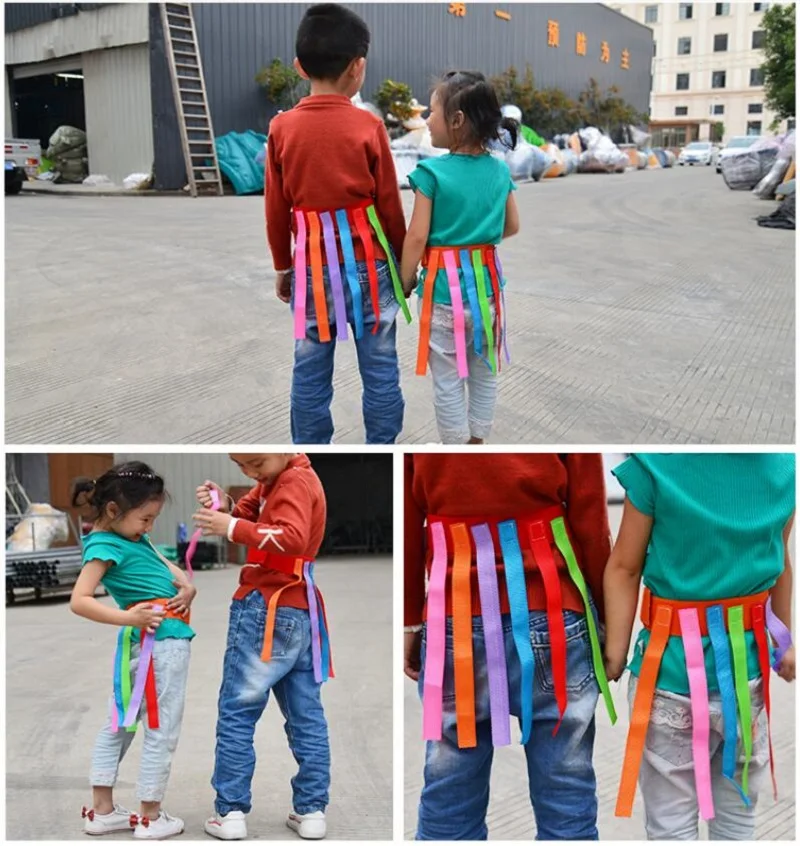 Дети чувствуют удовольствие ловить хвост игрушки родитель-ребенок деятельности