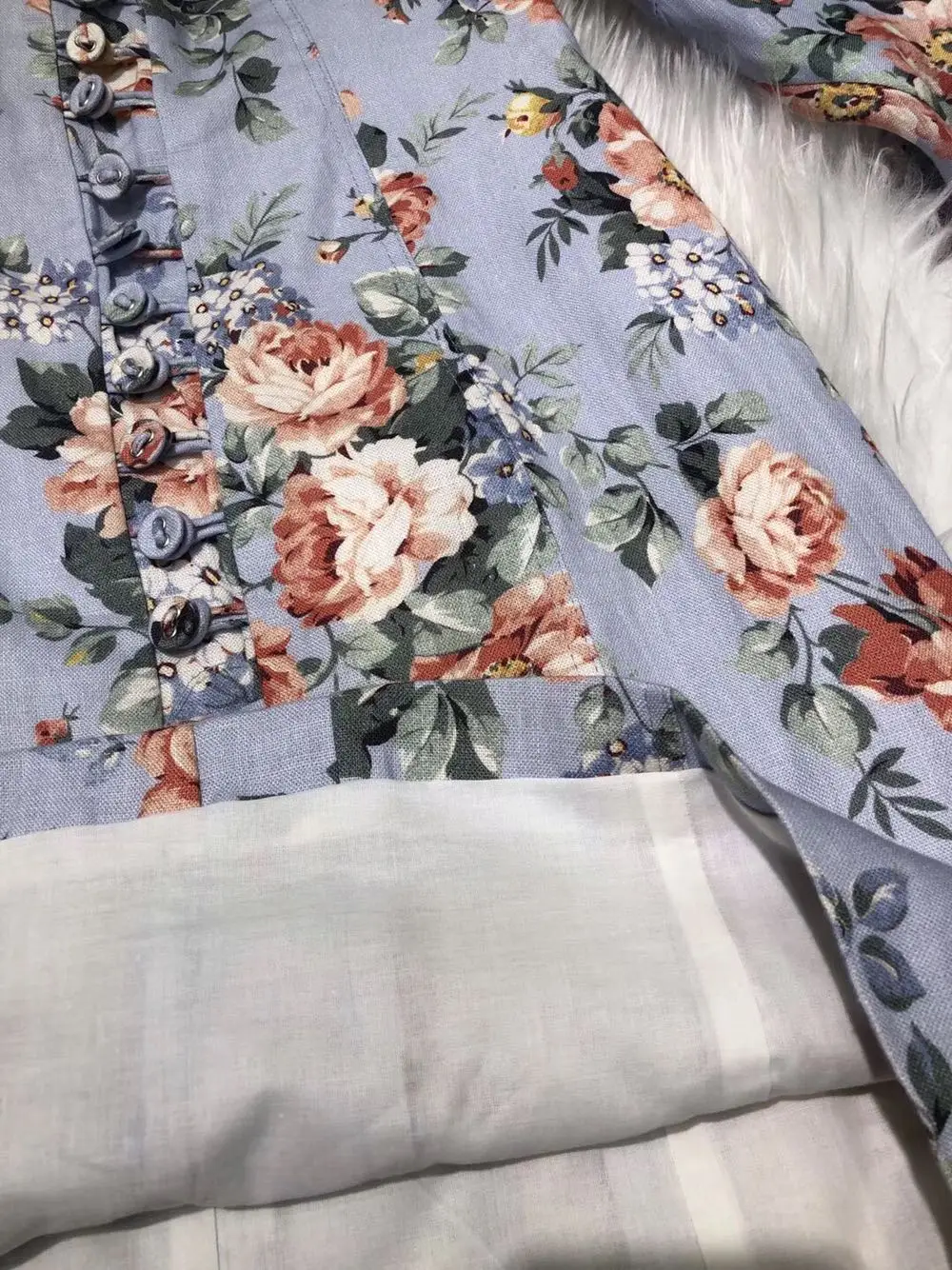 Женское сиреневое мини-платье с цветочным принтом и открытыми плечами