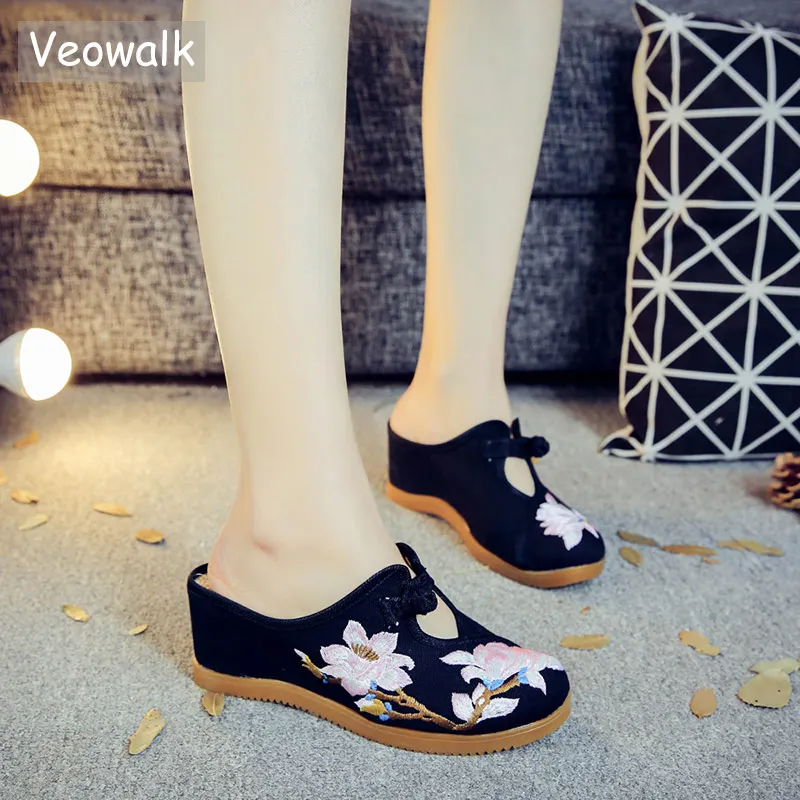 Veowalk/женские парусиновые шлёпанцы с цветочной вышивкой; шлепанцы на танкетке; слипоны с закрытым носком; элегантная женская повседневная Летняя обувь из хлопка на каблуке