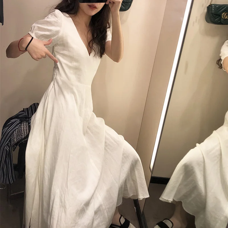 Летнее женское платье белое с треугольным вырезом длинное элегантное до