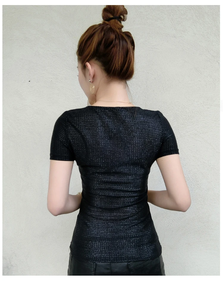 Женская серебряная шелковая тенниска с треугольным вырезом и блестками в