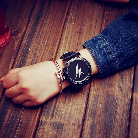 Кварцевые часы с большим циферблатом из искусственной кожи женские модельные