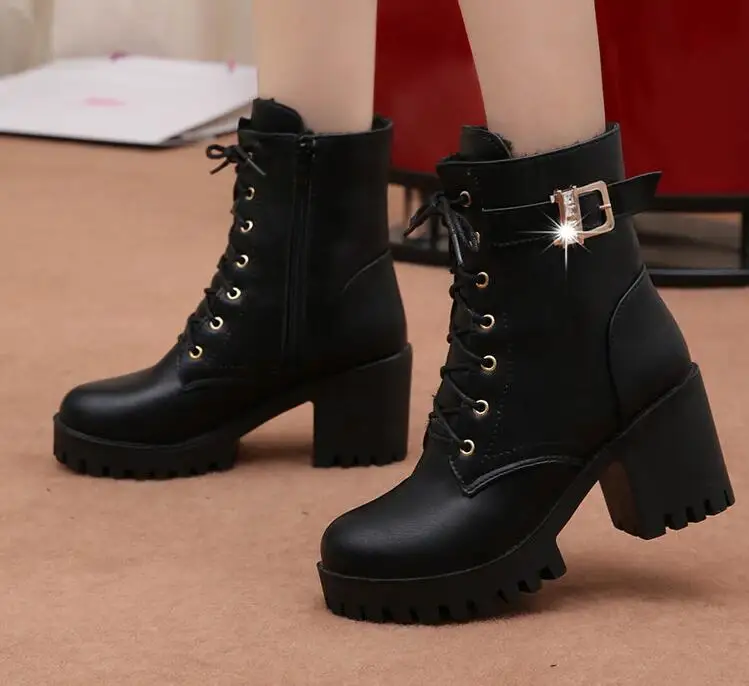 Женские ботинки с пряжкой на высоком каблуке и платформе круглым носком шнуровке