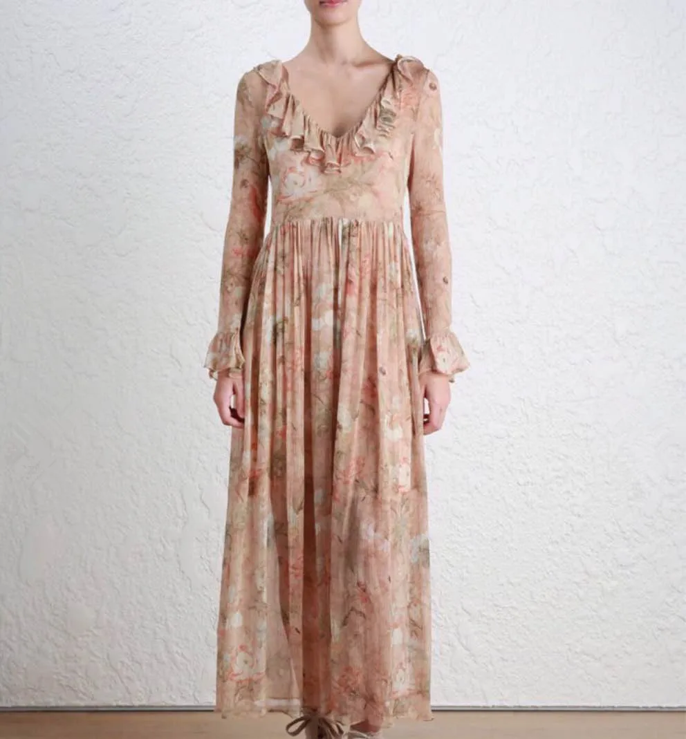 Женское платье с рюшами и v образным вырезом абрикосовое длинными рукавами