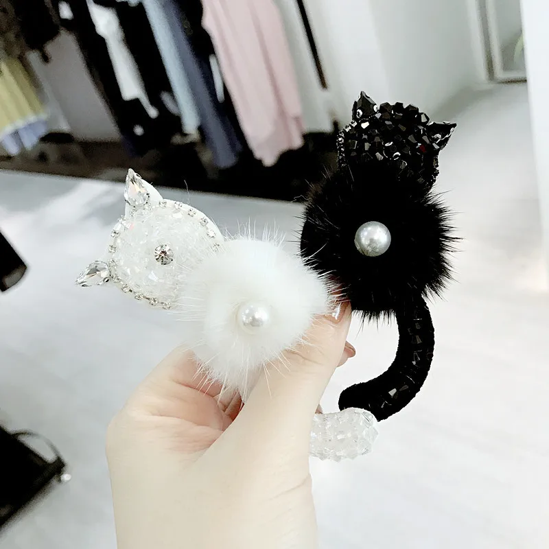 Брошь из шерсти норки ручной работы котенок с кристаллами бриллиантами